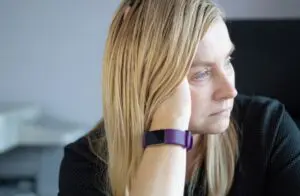 woman experiencing brain fog