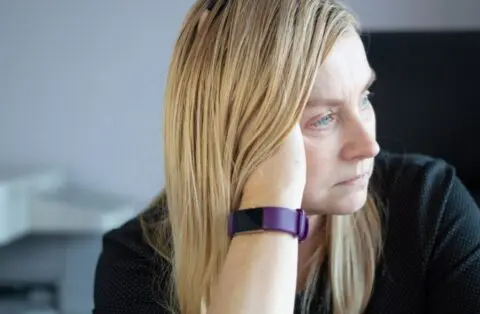 woman experiencing brain fog