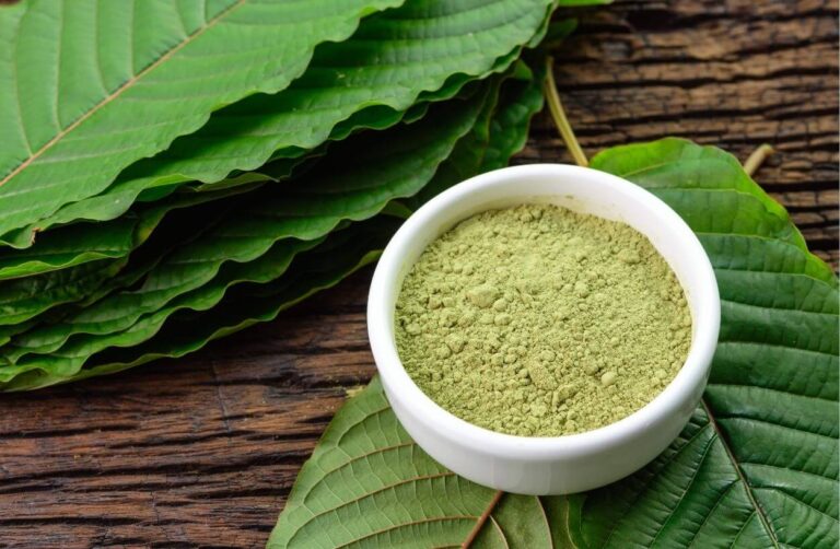 kratom leaves and powders